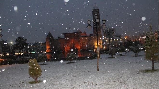 Erzurum özlediği kar yağışına kavuştu